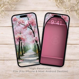 Pode incluir: Dois smartphones com papéis de parede digitais. A tela esquerda mostra um caminho através de uma floresta com cerejeiras rosas. A tela direita apresenta um design de prateleira arqueada rosa com o texto Designs by Vibe Story.