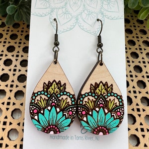 Boucle d'oreille mandala pendante en bois de tournesol peint style bohème turquoise et rose vif