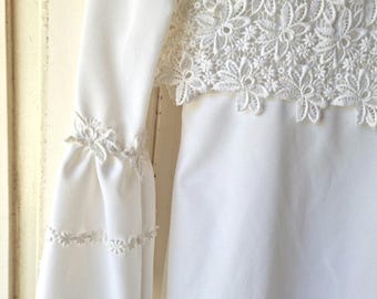 Robe de mariée vintage des années 1970 : maxi, hippie, bohème, enfant fleurie.