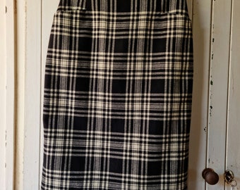 Vintage 1980s high waist black and white wool skirt. Vintage Clothing by VintageTwists.