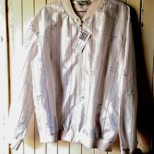 Cazadora bomber ligera vintage de los años 80 con líneas azules del diseñador Pierre Cardin. Ropa vintage de VintageTwists.