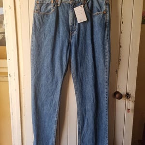 Vintage 1990s Y2K Levi&#39;s 516 gender neutral slouchy jeans. Vintage Clothing by Vintage Twists.