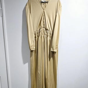 Abito lungo vintage anni &#39;70 dorato, taglia large, da hostess. Abbigliamento vintage di VintageTwists.