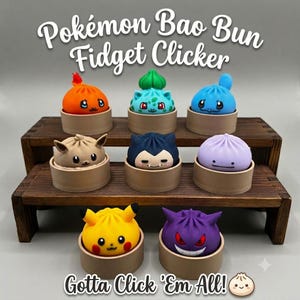 Könnte beinhalten: Acht Pokémon Bao Bun Fidget Clicker in einzelnen beigen runden Sockeln. Die Figuren sind Glumanda, Bisasam, Schiggy, Evoli, Relaxo, Ditto, Pikachu und Gengar. Der Text lautet: Pokémon Bao Bun Fidget Clicker und Gotta Click 'Em All!