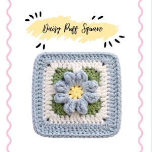 Può includere: Un quadrato all'uncinetto con un motivo a margherita. La margherita ha un centro giallo, petali azzurri e foglie verdi, il tutto all'interno di quadrati bianchi e azzurri. Il testo "Daisy Puff Square" è sopra il quadrato.