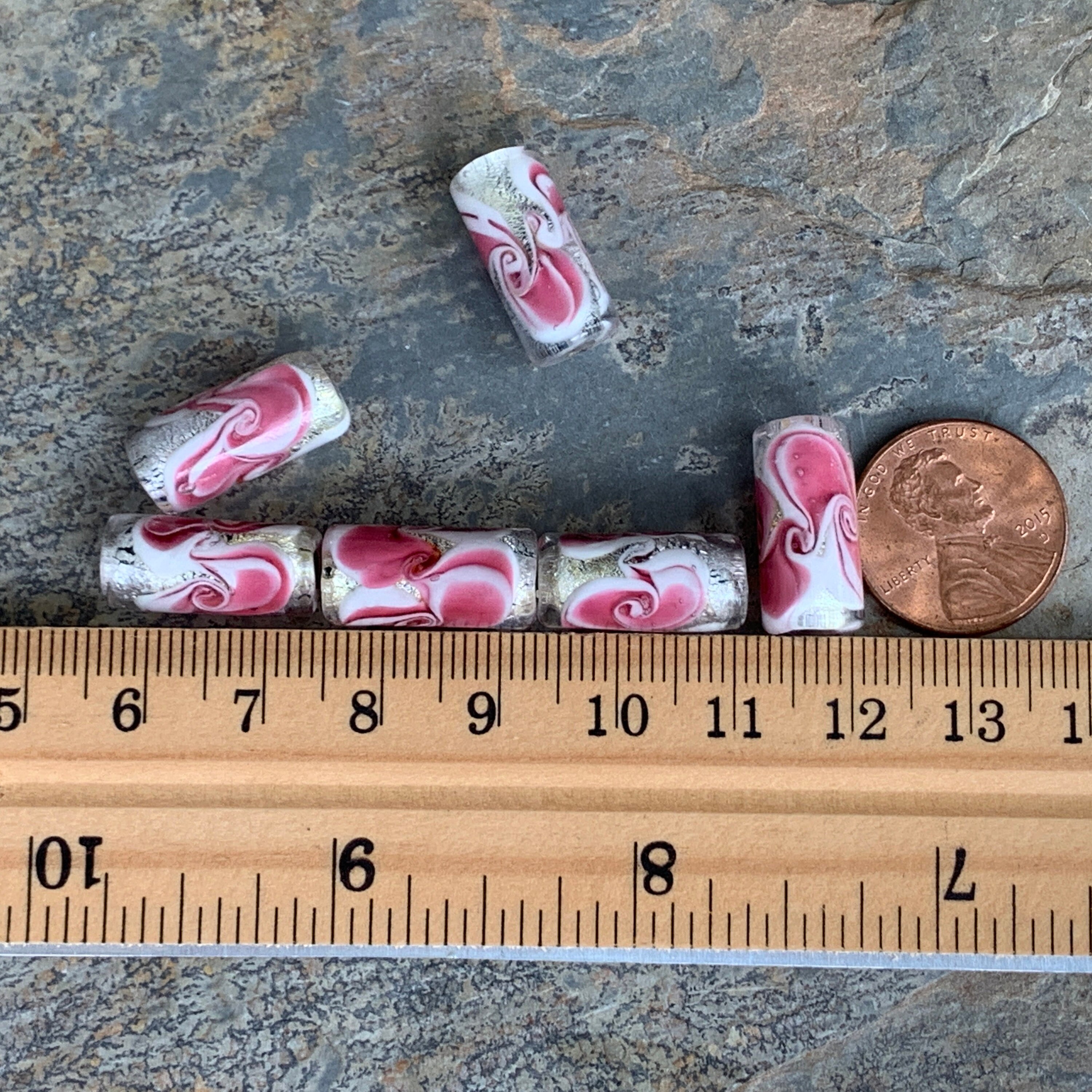20g perles de rocailles tube 6x2mm en verre, rose saumon irisé
