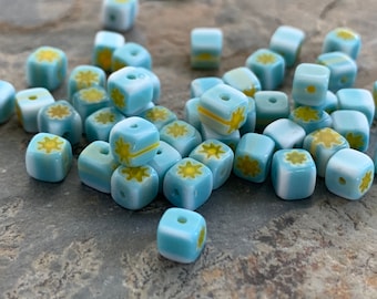 Cuentas de cubo Millefiori azul bebé con flor amarilla, 4 mm, 50 cuentas por paquete