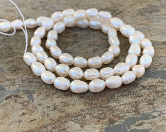 Perles de riz ovales blanches, 6 à 7 mm x 4,5 mm, brin de 14 pouces