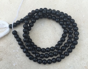 Bellissima collana di perle di onice nero liscio e rotondo