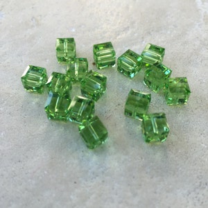 Peridot Kristallwürfel, 15 Perlen, 6mm