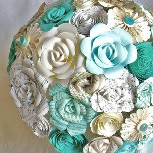 die Cara in Petrol und Aqua Türkis mit Buchseite Rosen und gesanglichen Noten Blumen und Spiralen Rosen alternative Bräute Bouquet