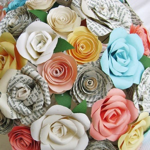 Die Marta benutzerdefinierte Brautstrauß mit Vintage Buch Seite Rosen und Spirale Petrol Koralle gelb und Elfenbein Papier Rosen
