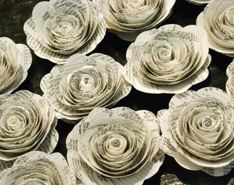 Peut inclure: Dix fleurs en papier faites à partir de papier recyclé. Les fleurs sont blanches et présentent un design délicat et superposé. Elles sont parfaites pour ajouter une touche d'élégance à toute occasion.