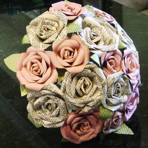 Vintage Bibelseite Papier Rosen und pastell rosa Papier Rosen mit Blättern Hochzeitsstrauß oder Toss Bouquet