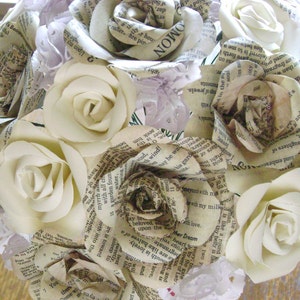 Das Evie Bibel Buch Papier rose Bouquet mit Rüschen und Creme Karton Rosen Stiele umwickelt mit Spitze