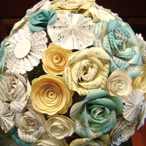 Die Cara Brautstrauß in Aqua Petrol und gelben Papier Rosen