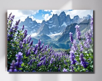 Peut inclure: Impression sur toile d'un paysage avec un champ de fleurs violettes au premier plan, des montagnes enneigées et un lac en arrière-plan, sous un ciel partiellement nuageux. L'œuvre est accrochée au mur.