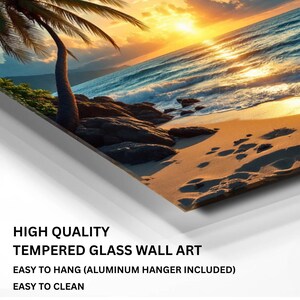 Peut inclure: Tableau mural en verre tremp&eacute; repr&eacute;sentant une sc&egrave;ne de plage au coucher du soleil. L'image montre une plage de sable avec des empreintes de pas, des rochers et des palmiers. Les vagues de l'oc&eacute;an s'&eacute;crasent sur le rivage, et le ciel est rempli de teintes orange et jaune. Le texte "HIGH QUALITY TEMPERED GLASS WALL ART" est visible.