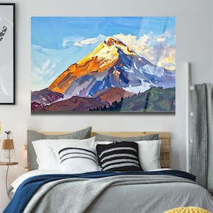 Peut inclure: Peinture de paysage de montagne vibrante, mettant l'accent sur le sommet baign&eacute; de soleil dor&eacute;. L'&oelig;uvre pr&eacute;sente une palette de bleus, d'oranges et de verts, avec des coups de pinceau visibles. Le tableau est au-dessus d'un lit.