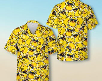 Camisa havaiana amarela com patinho de borracha, camisa havaiana tropical com botões em formato de patinho de borracha, camisa havaiana tropical com botões em formato de patinho de borracha, camisa unissex com patinho de borracha.