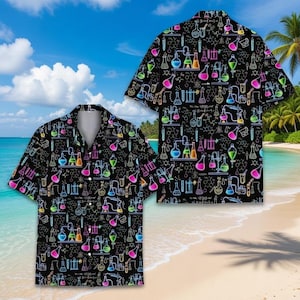 Puede incluir: Camisa negra de manga corta con un estampado vibrante de cristalería de laboratorio y estructuras químicas. El diseño incluye vasos de precipitados, matraces y tubos de ensayo en tonos rosa, azul, verde y amarillo. La camisa se muestra en una playa.