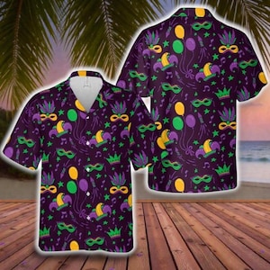Peut inclure: Chemise violette à manches courtes ornée d'un motif répété de masques de Mardi Gras, de chapeaux de bouffons, de ballons, d'étoiles et de notes de musique. La chemise a un col blanc. Le fond montre une scène de plage.