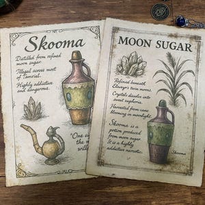 Pode incluir: Duas impressões em papel envelhecido com ilustrações e texto. Uma é rotulada como "Skooma" e a outra como "Moon Sugar". Cada uma apresenta um desenho de um frasco de poção, cristais e texto que descreve a substância. As impressões têm um tema vintage e de fantasia.