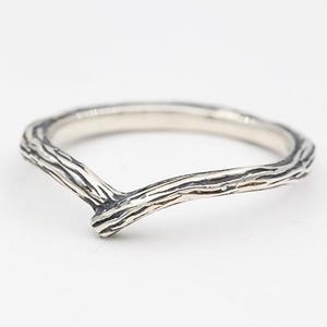 Anello a V con texture corteccia d'argento: fede nuziale a zig-zag