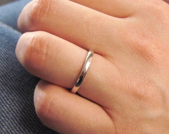 Alianza de boda de oro blanco de 14 k: anillo unisex sencillo de 2 mm