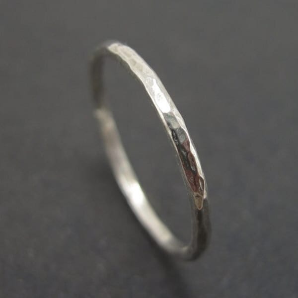 14Kホワイトゴールドのハンマー加工結婚指輪：薄型スタッキングリング
