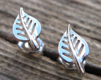 Aretes de hoja de oro de 14k: delicados aretes inspirados en la naturaleza