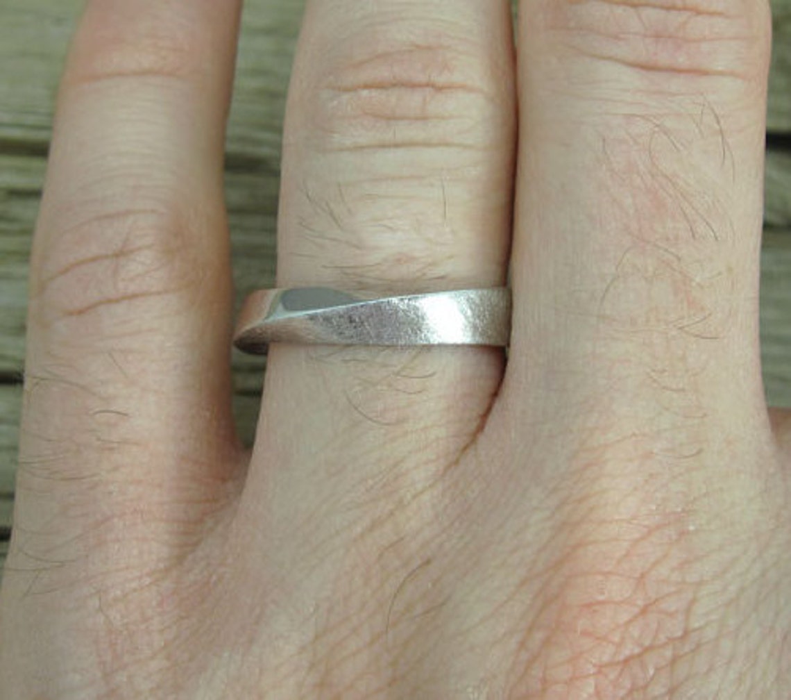 Mobius Wedding Band Mobius Band Mobius Ring Hammered Etsy