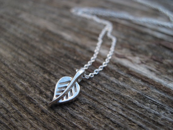 White gold leaf best sale necklace