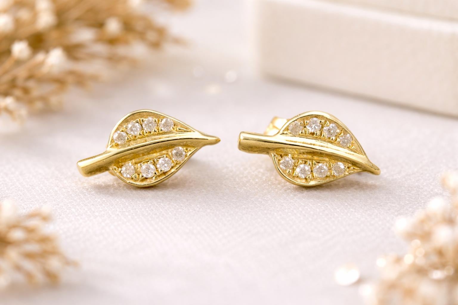Orecchini a clip con diamanti Foglie in oro giallo martellato 18K in vendita su Italia