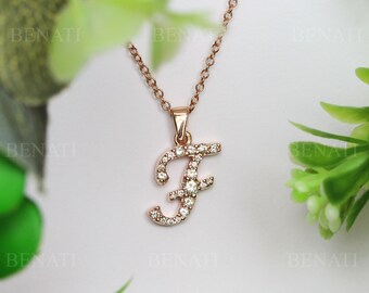 Collana con ciondolo a forma di lettera iniziale e zirconi