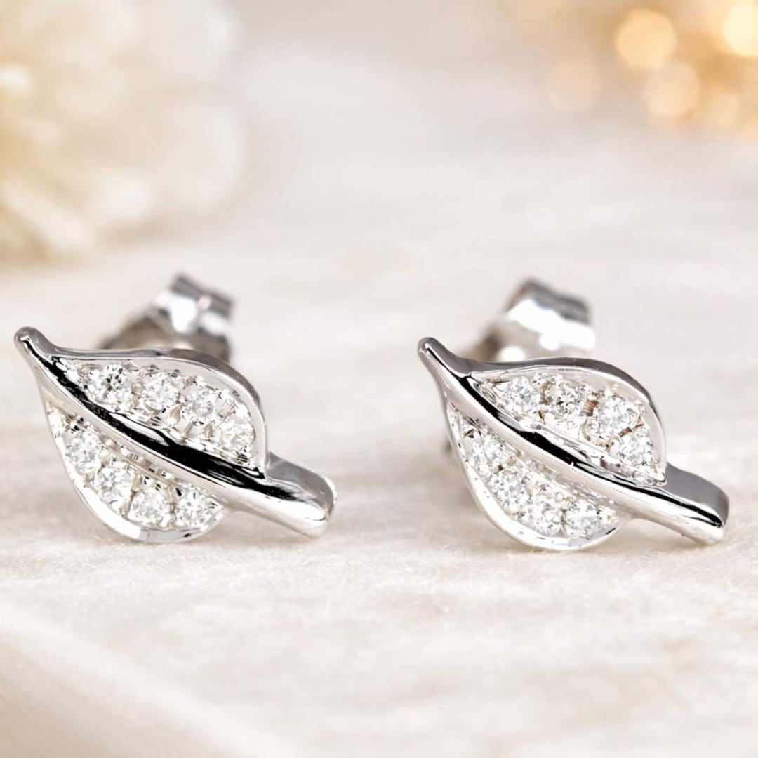 Acquista Orecchini a forma di foglia di albero di colore oro argento micro intarsiato di cristallo gioielli squisiti per le donne in Italia a partire da 1.33