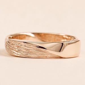 Solid Gold Mobius Wedding Band: Wood Texture, Modern Men's Ring