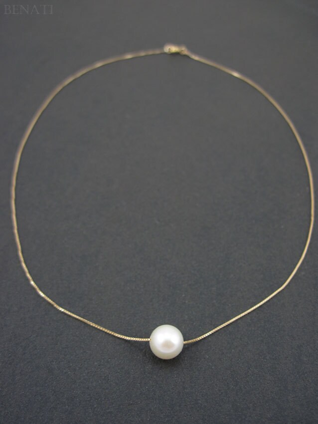 Single pearl on gold chain Outlet