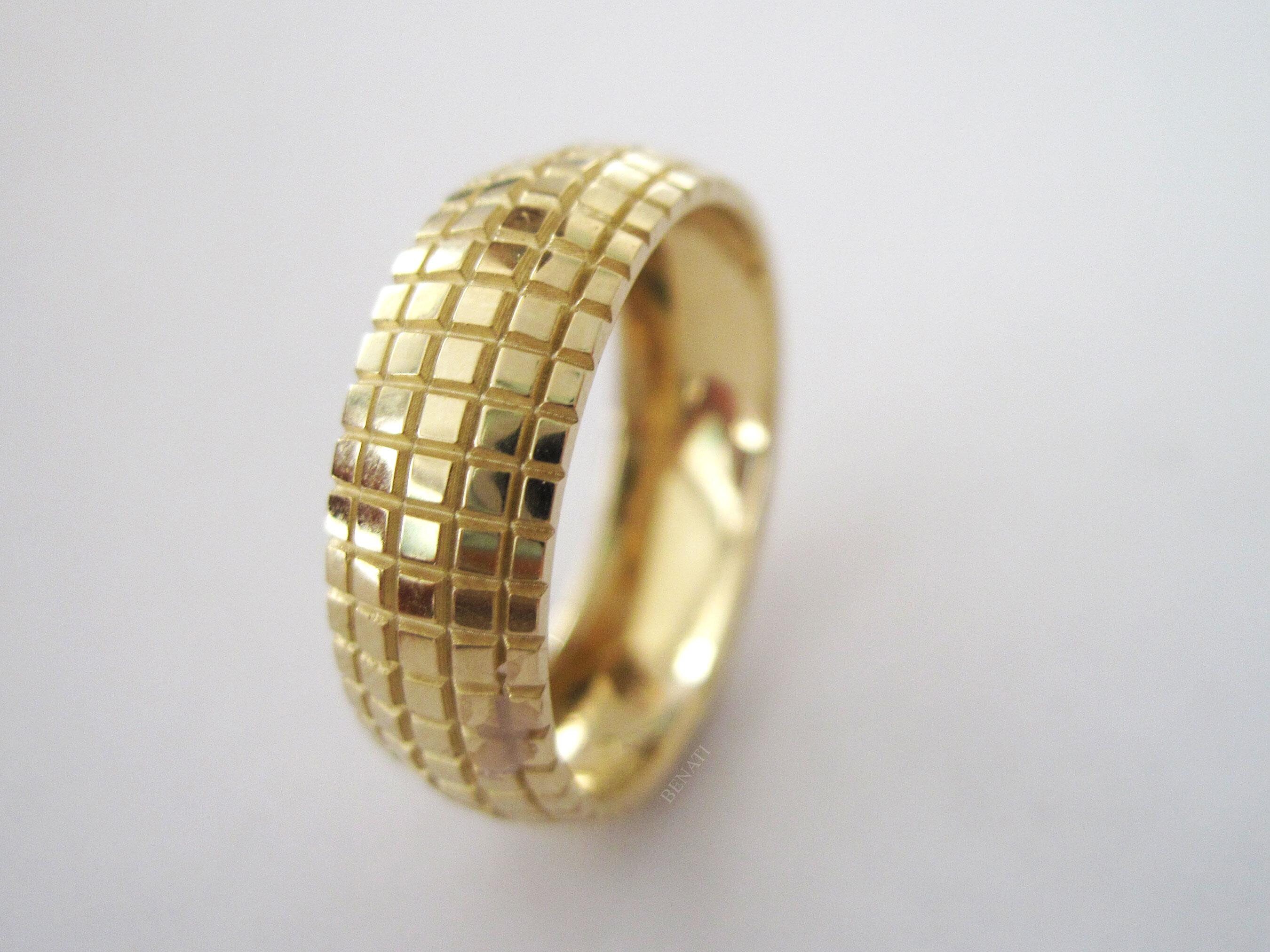 Geometrischer Gelbgold Minimalistischer breiter Ehering, moderner breiter Ehering, Unisex Facettierter Ehering, Herrenring der Architektur