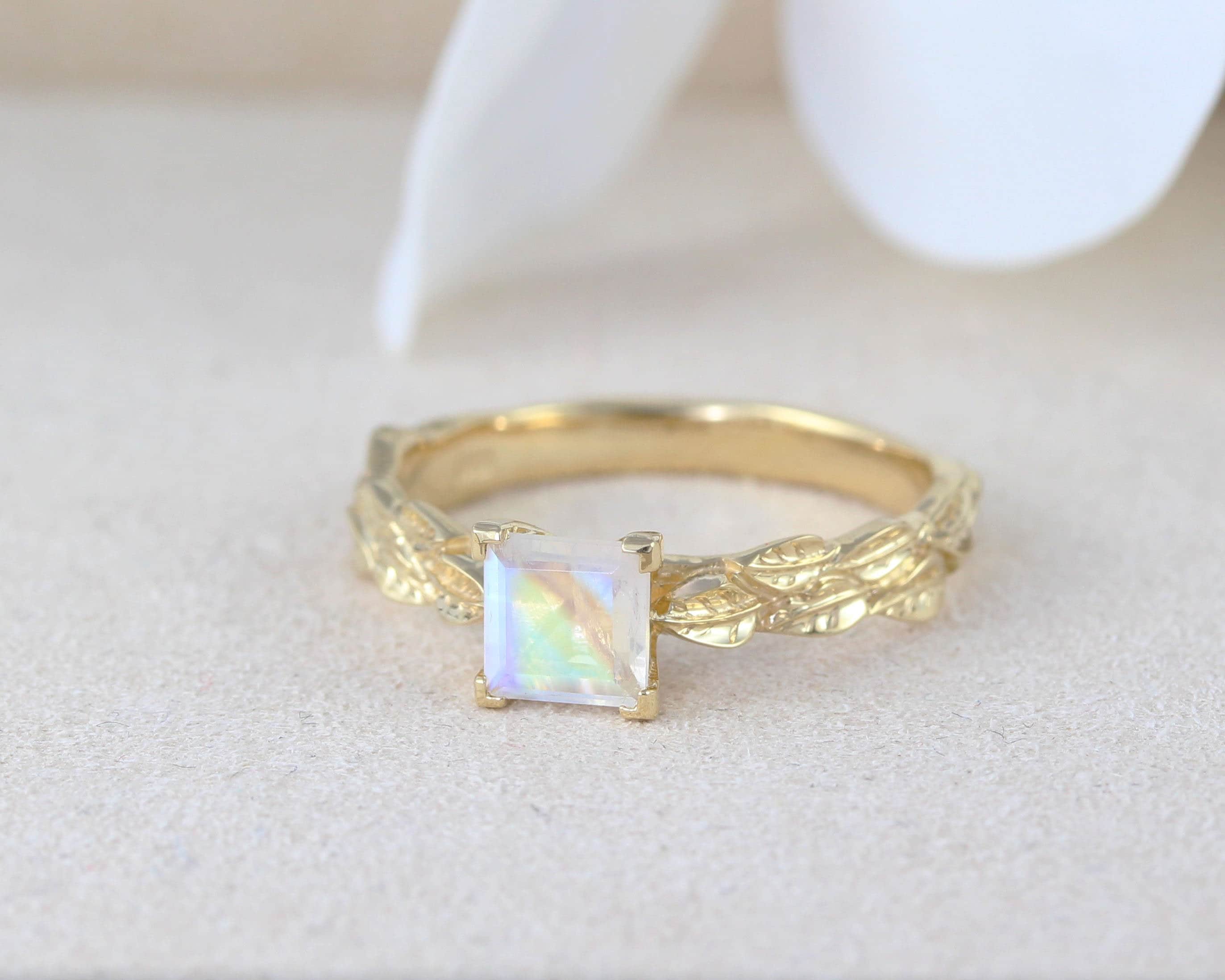 Mondstein Natur Inspire Verlobungsring, 14k Gold Square Princess Cut Regenbogen Mondstein Blattring