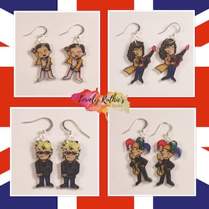 Könnte beinhalten: Vier Paar Ohrringe mit Comic-Illustrationen von Musikern. Die Ohrringe sind aus klarem Acryl mit silbernen Haken. Die Musiker sind Freddie Mercury, Brian May, Roger Taylor und John Deacon von der Band Queen.