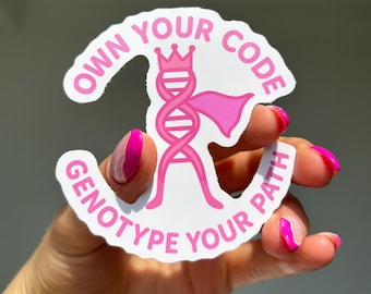 Op de afbeelding: Een witte sticker met roze tekst en een roze DNA-streng ontwerp. De tekst luidt "OWN YOUR CODE" en "GENOTYPE YOUR PATH". De DNA-streng draagt een kroon en een cape.