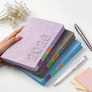 2026 Kunstleder Tagesplaner, geprägtes 2026 Notizbuch mit bunten Tabs, dickes 80g Papier, professionelles Büro & Geschenk Set
