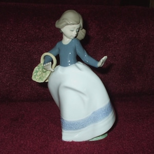 LLADRO NAO Girl With Basket #1095 Nina Alicia Decorative Figurine From Spain 1988 Vintage