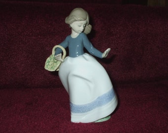 LLADRO NAO Girl With Basket #1095 Nina Alicia Decorative Figurine From Spain 1988 Vintage