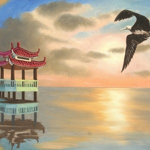 Puede incluir: Una estructura de estilo pagoda roja y verde sobre un muelle sobre una masa de agua. El agua refleja el cielo y la estructura. Un pájaro blanco y negro vuela en el cielo sobre el agua.