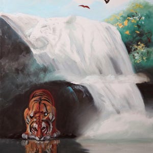 Op de afbeelding: Een olieverfschilderij van een tijger aan de rand van het water, met een waterval op de achtergrond. De weerspiegeling van de tijger is zichtbaar in het water. Twee vogels vliegen boven de waterval. Natuurthema.