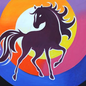 Op de afbeelding: Schilderij van een donkerpaars paard in een dynamische pose, tegen een levendige achtergrond van concentrische cirkels in oranje, geel, roze en blauw. Het paard is wit omlijnd, wat een opvallend contrast creëert.