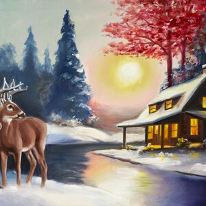 Op de afbeelding: Een winterlandschap schilderij met een hert en een hertje in de sneeuw. Een gezellige hut met verlichte ramen staat bij een rivier. De lucht is geel en de bomen zijn groen en rood.