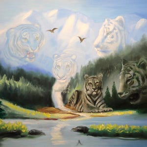 Op de afbeelding: Een olieverfschilderij toont een serene landschap met een rivier, weelderig groen en bergen op de achtergrond. Het kunstwerk toont verschillende tijgerbeelden, sommige verschijnen als etherische vormen in de lucht, en een realistische tijger die bij het water rust.
